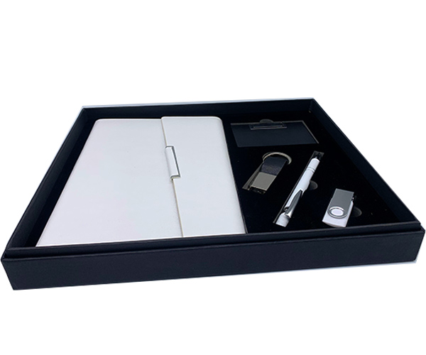 COFFRET BLANC ( BLOC NOTE +STYLO+PORTE CARTE DE VISITE +PORTE CLE +CLE USB PERSONNALISABLE